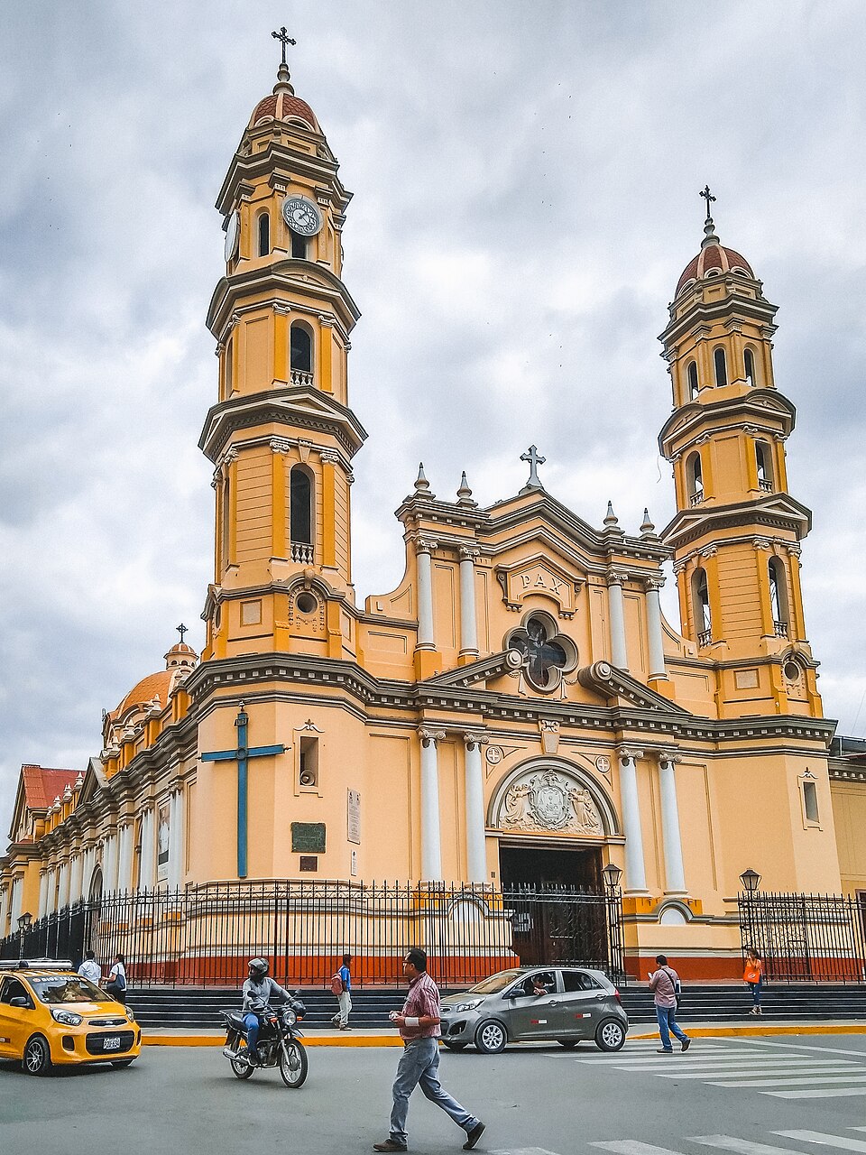 Catedral de San Miguel Arcángel junto a la Plaza de Armas de Piura, Piura, Perú