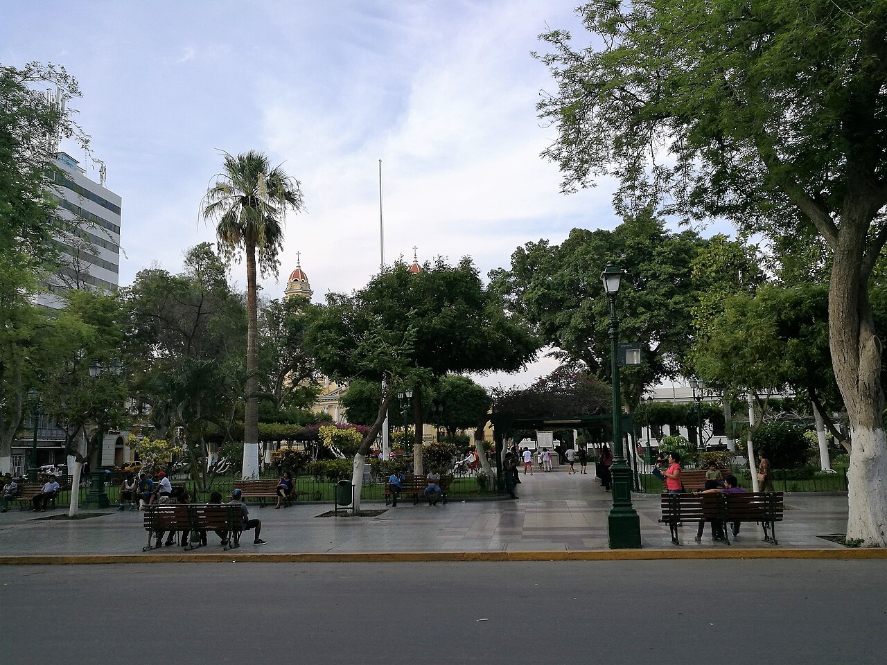 Jardines, bancas y entorno urbano de la Plaza de Armas de Piura en Piura